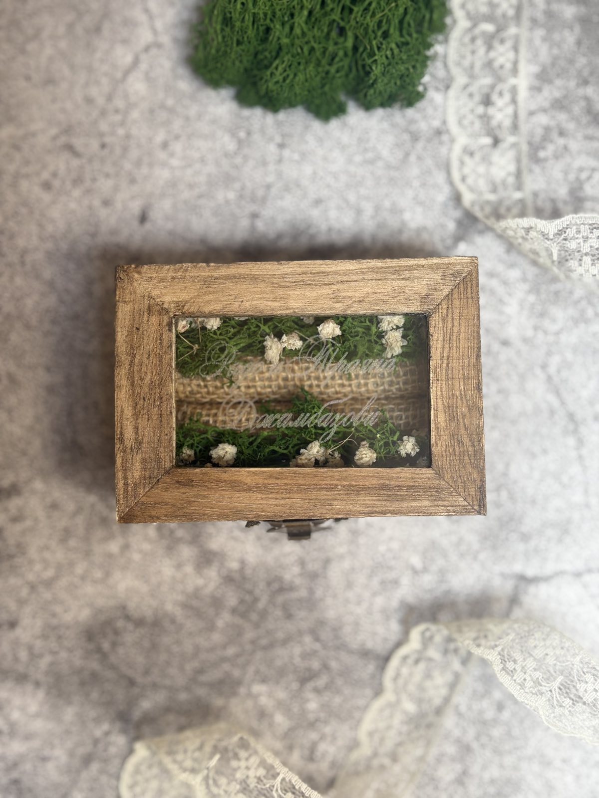 kutiya-za-svatbeni-halki-personalizirana-4 Персонализирана дървена кутия за сватбени халки с мъх, гипсофила и гравирано стъкло