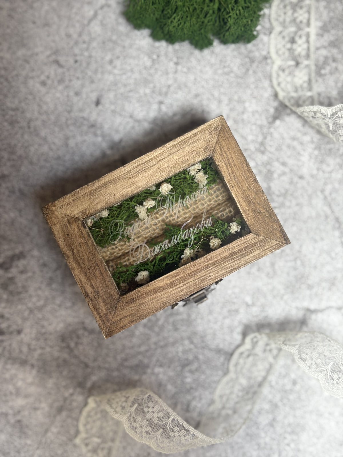 kutiya-za-svatbeni-halki-personalizirana-5 Персонализирана дървена кутия за сватбени халки с мъх, гипсофила и гравирано стъкло
