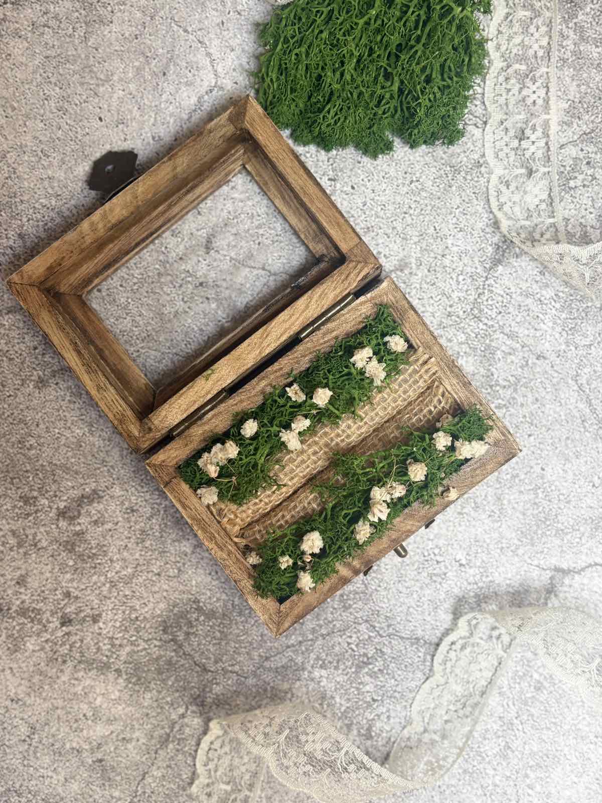 kutiya-za-svatbeni-halki-personalizirana-6 Персонализирана дървена кутия за сватбени халки с мъх, гипсофила и гравирано стъкло