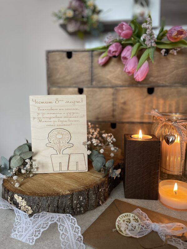 Дървена картичка с вградена фигурка - цвете в саксия.
